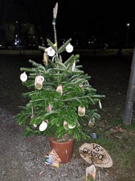 PRAZNIČNA OBČINA ŠKOFLJICA: lokalne skupnosti so okrasile smrečice v drevoredu pri zunanjem igrišču OŠ Škofljica